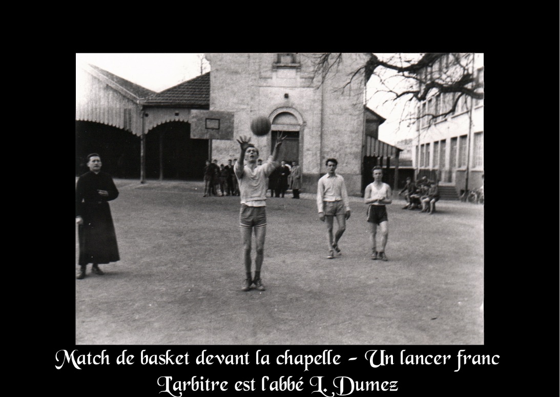 Match de basket devant la chapelle